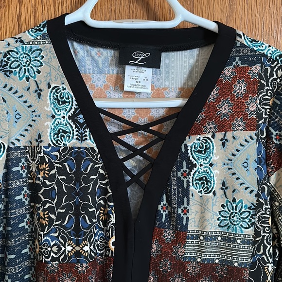 Ladies blouse by Libre! Size small, never worn! Pleated front waistline. - Picture 4 of 5